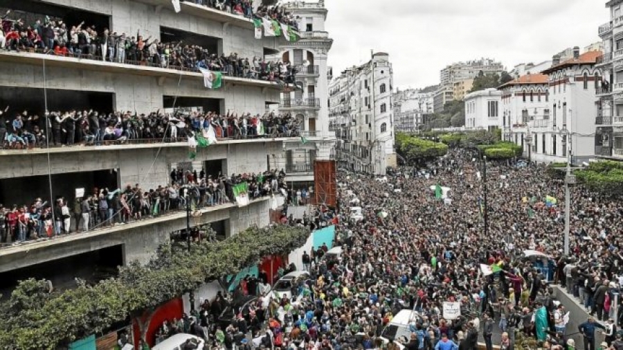 Algérie : une foule immense manifeste dans le centre d’Alger
